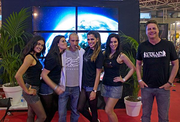 [cml_media_alt id='4057']arjan y franco con mujeres[/cml_media_alt]